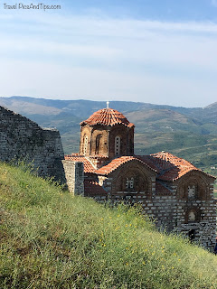 Les sites incontournables de Gjirokaster et Berat en Albanie Eglise St Trinité dans le chateau de Berta en Albanie
