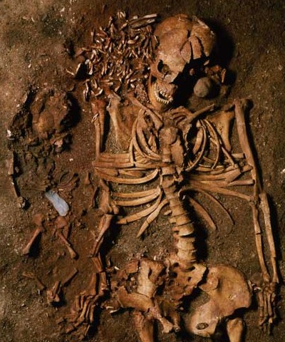 Mor og barn, stenalder-skeletter fra Vedbækfundene