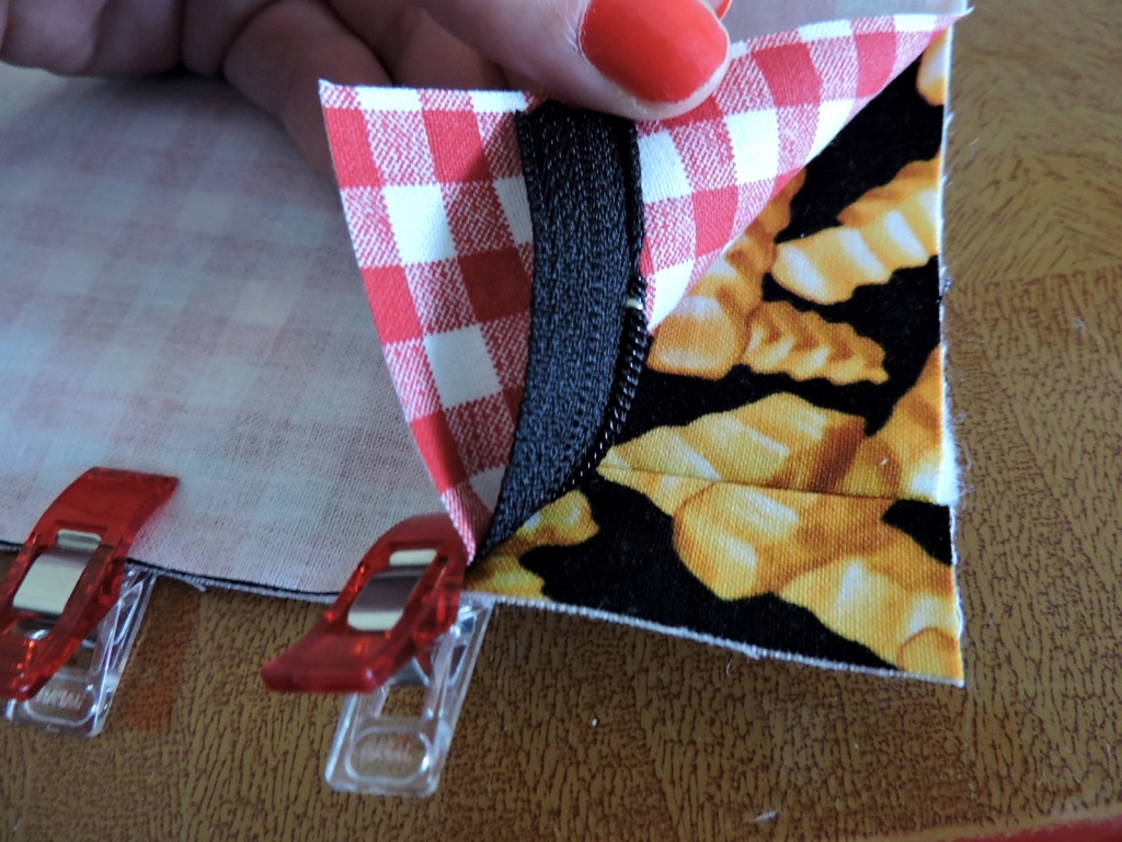 Sweet Bee Buzzings Inset Zipper Pouch Tutorial