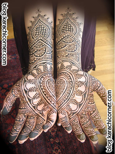  Arabic mehndi in which the pattern is drawn to one side of the hand 