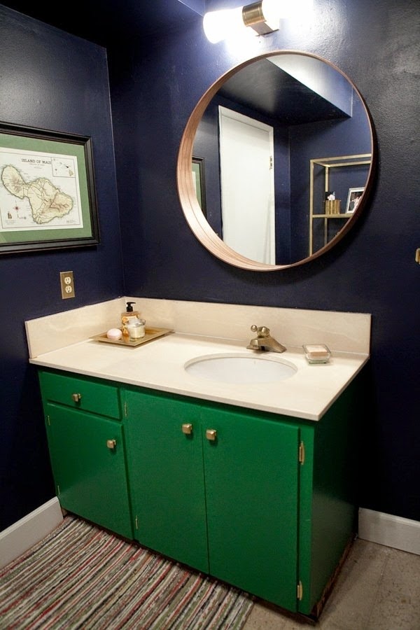 Dark spots on the mirror in the bathroom and how to avoid them