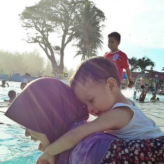 bermain bersama di kolam renang