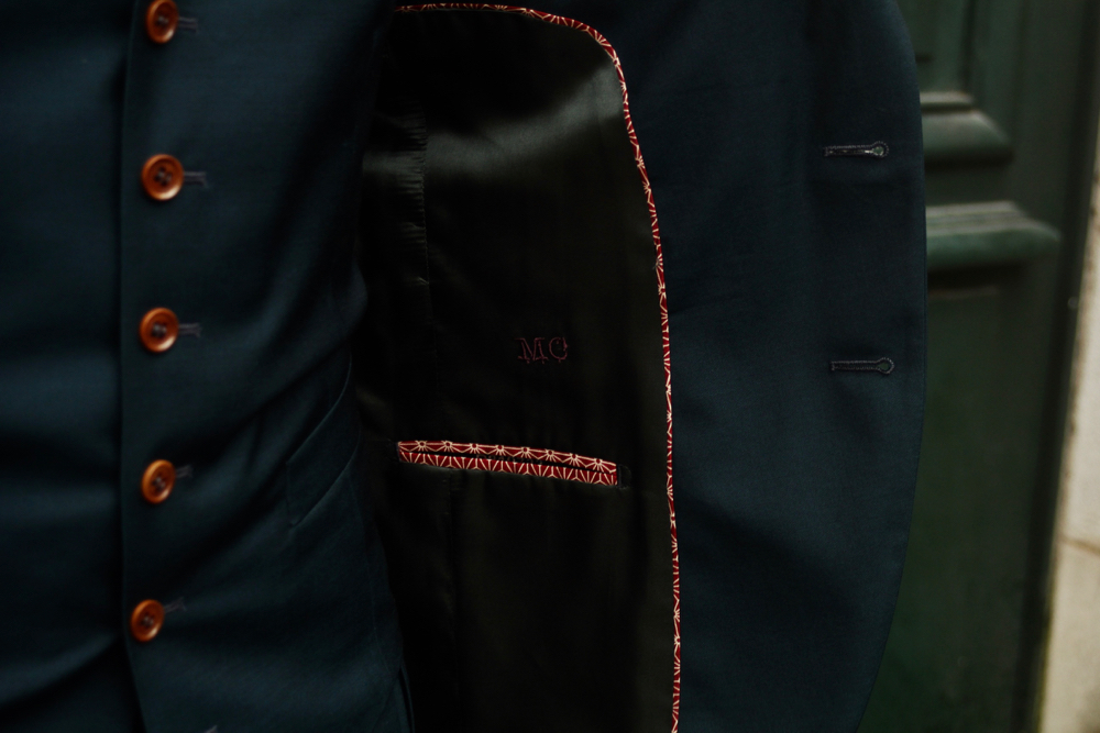 blog-mode-homme-style-elegant-masculin-costume-sur-mesure-vert-samson-bordeaux-paris-qualite-prix-pas-cher-gant-cuir-france-double-bracelet-hermes-complet-trois-pieces-3-smart-dandy-classe-mariage-cravate-berluti-laine-tressee-mocassins-louis-vuitton-pantalon-ourlet-poche-cavalier