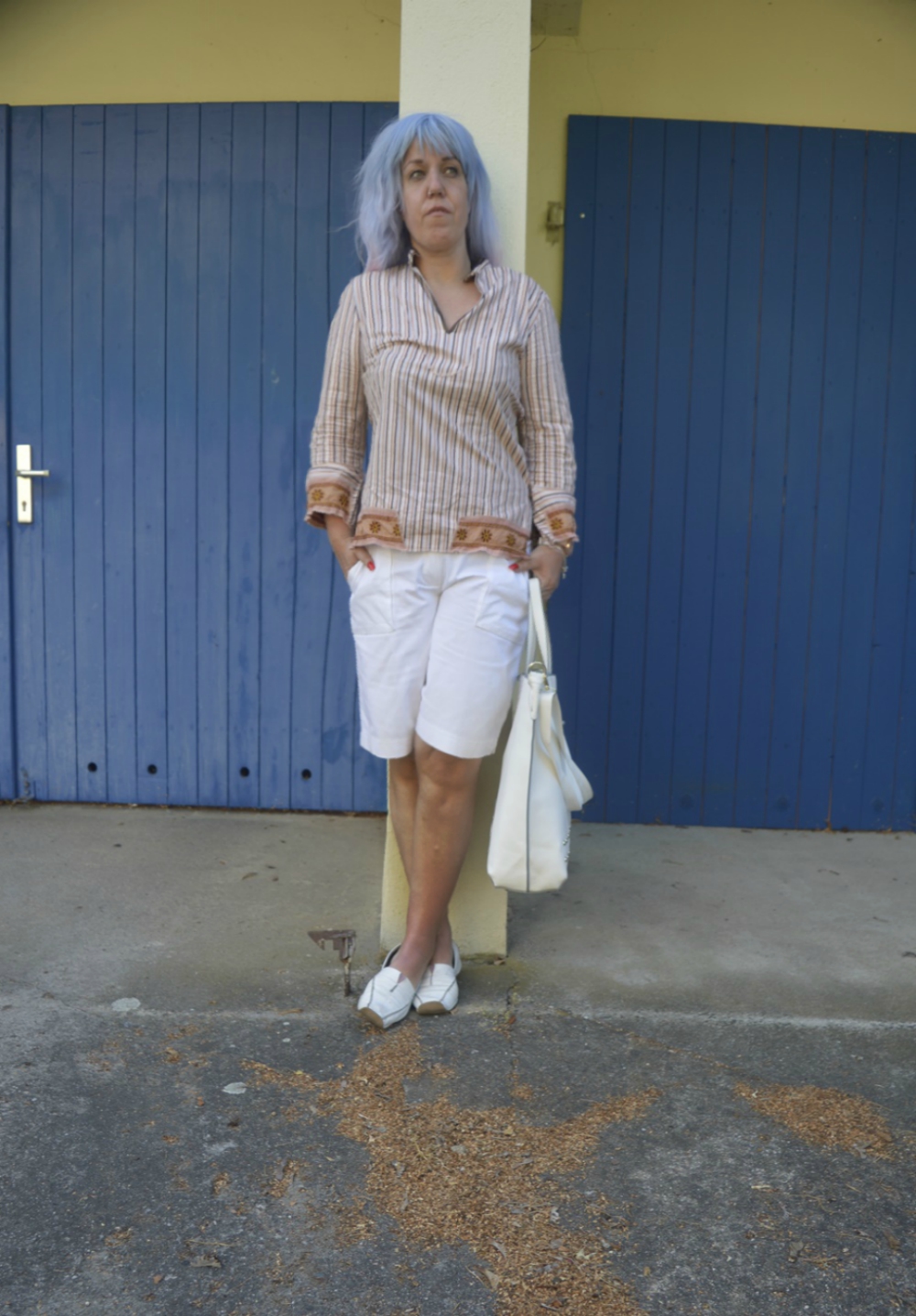 Coloured Striped Shirt and white summer shorts - Sumer Outfit with striped tunica and white shorts, combined with white leather loafers and a big white shopper -  posted by Annie K, Fashion and Lifestyle Blogger, Founder, CEO and writer of ANNIES BEAUTY HOUSE - a german fashion and beauty blog