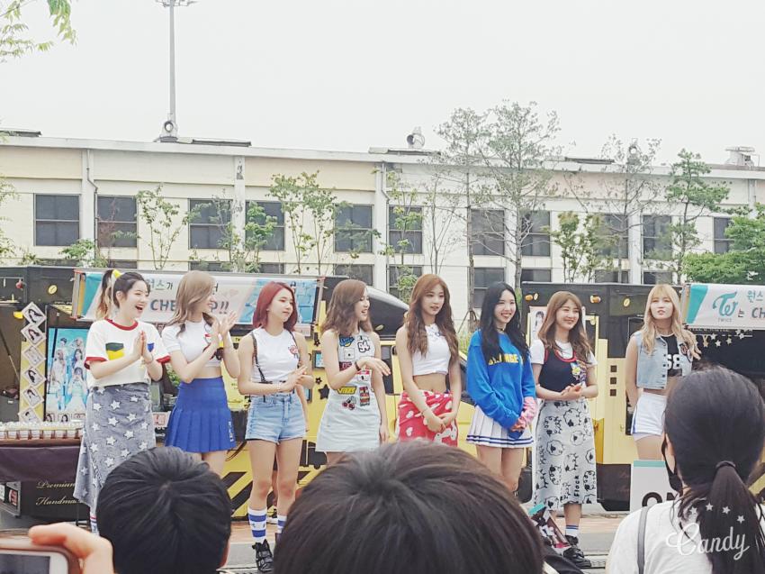 오늘자 트와이스의 팬 역조공 (feat.명패) | 인스티즈