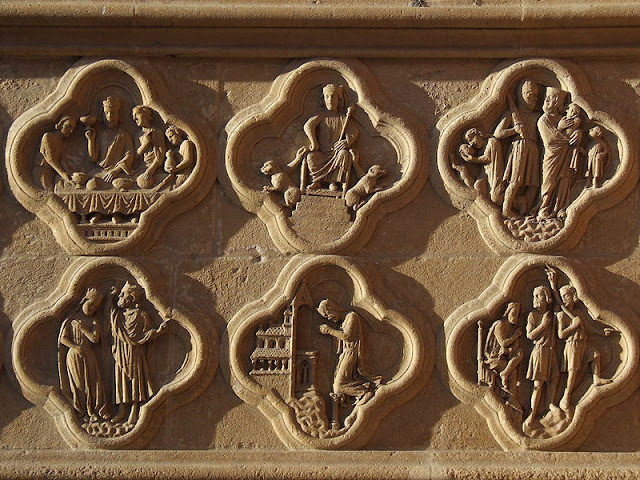 В амьенском соборе: медальоны со сценами легенды о Шеве