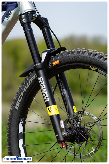 Die Durolux federgabel von Suntour bietet 180 mm Federweg an diesem 2018er Haibike.