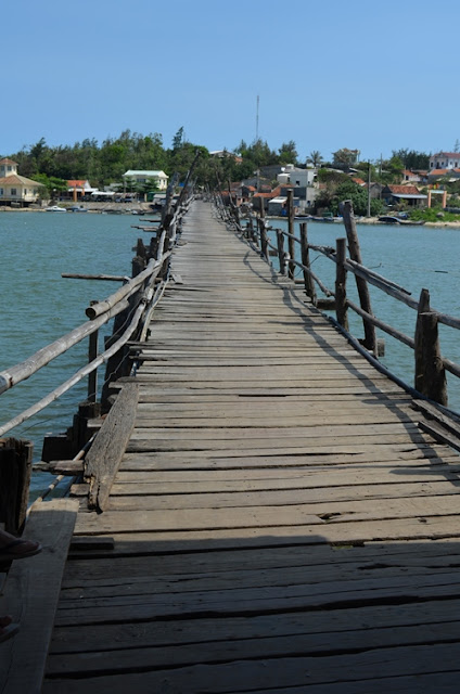 Cầu gỗ dân tự làm qua đầm Ô Loan.