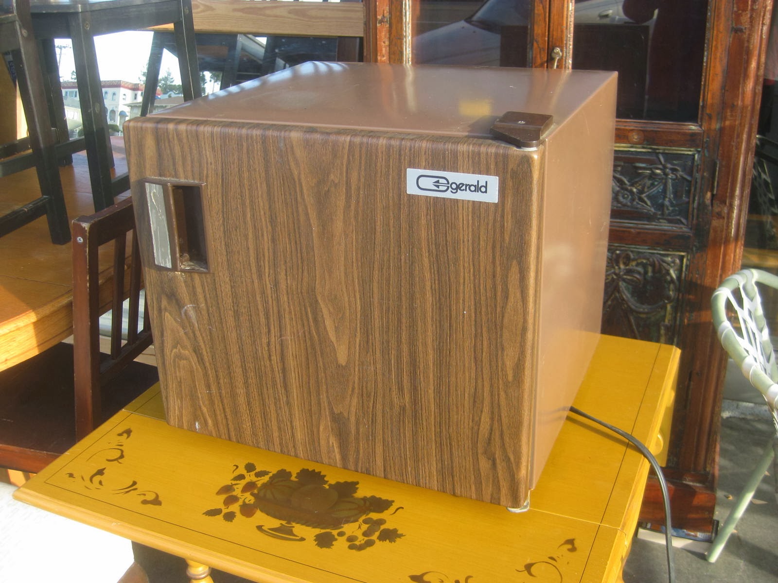 UHURU FURNITURE & COLLECTIBLES SOLD Mini Fridge 20