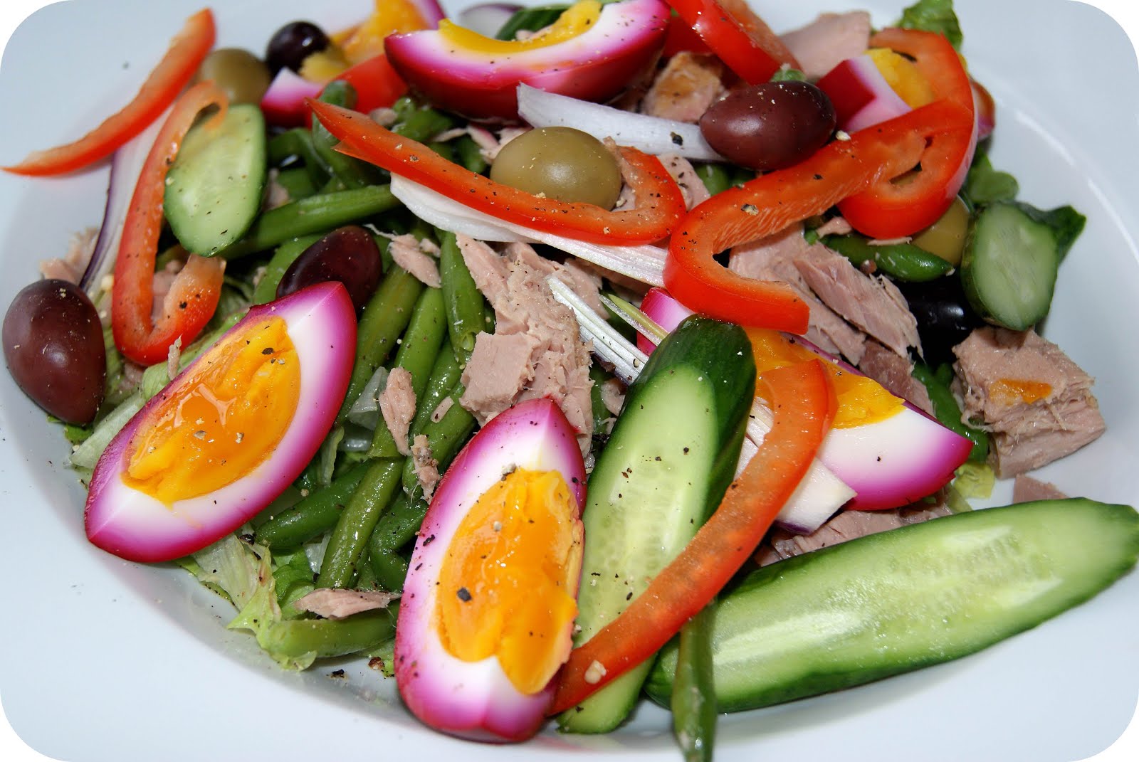 Salade Nicoise med rødbedesyltede æg