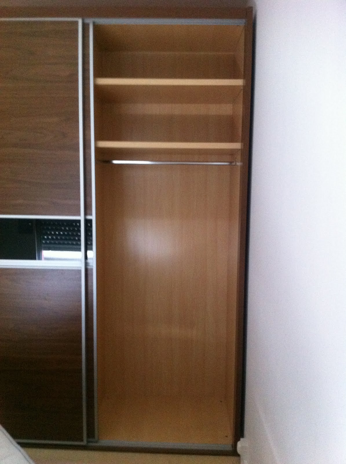 Muebles en perfecto estado (venta por mudanza) Armario de puertas correderas Nogal con dos