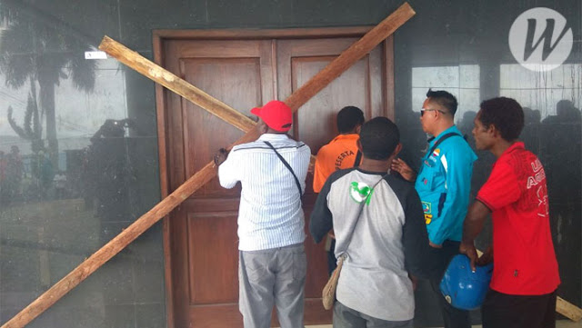 Kantor DPRD Fakfak Dipalang Masyarakat Mbaham Matta Kantor DPRD Fakfak Dipalang Masyarakat Mbaham Matta