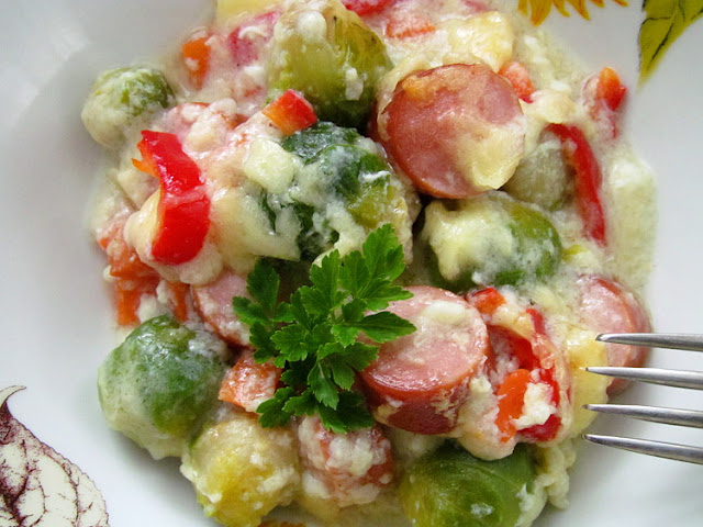 Брюссельская капуста с сосисками запеченная под сливочным соусом