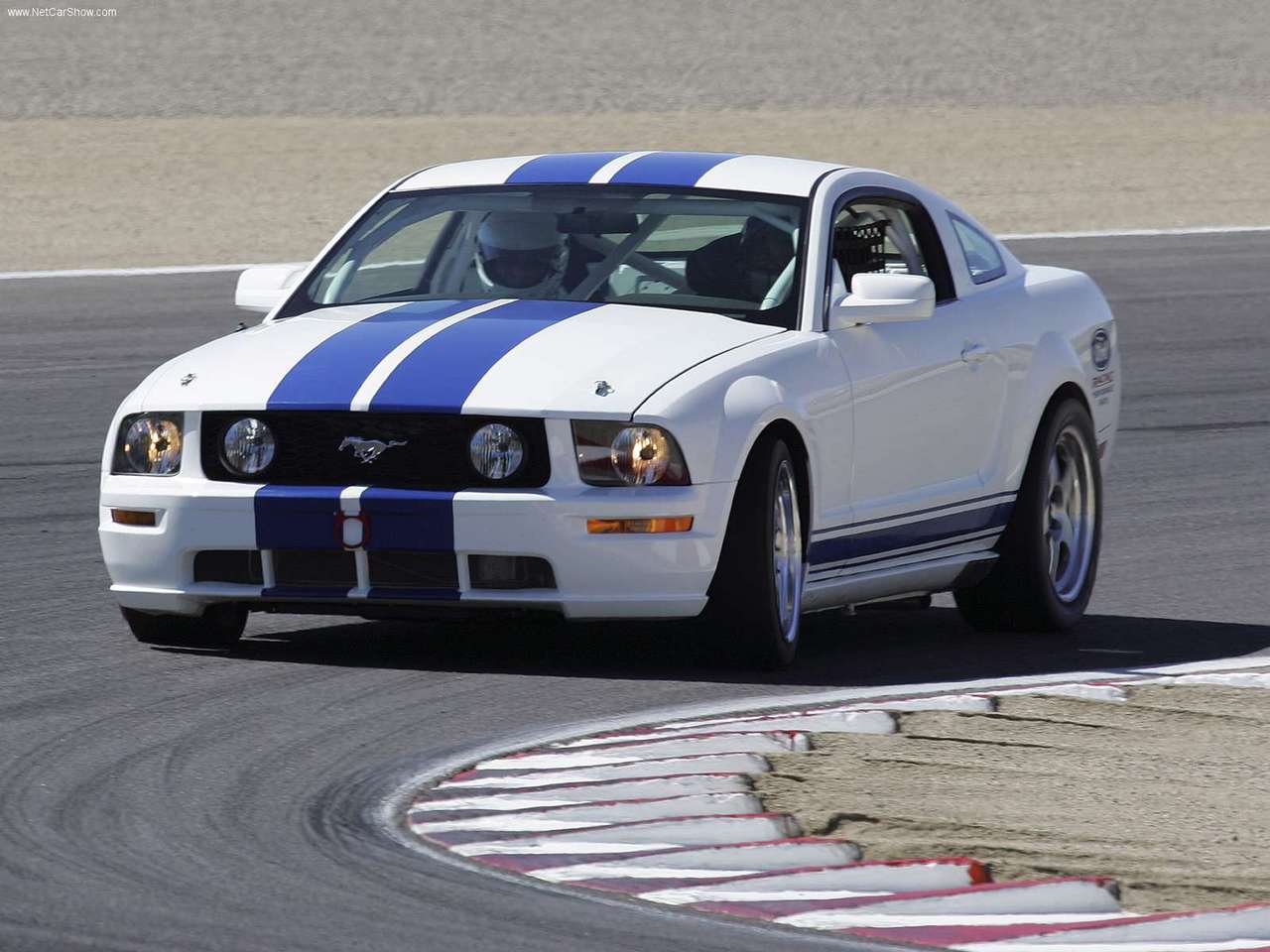 http://3.bp.blogspot.com/-k8pdaD7QEn8/TY0GDBdbLNI/AAAAAAAAGto/HceaV7sZxOk/s1600/Ford-Mustang_Racecar_Prototype_2005_1280x960_wallpaper_02.jpg