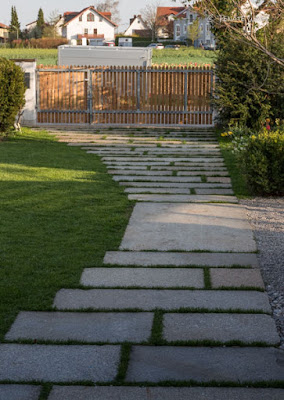 Wege im ländlichen Garten - Granitplatten und Schotterrasen für Hauptwege