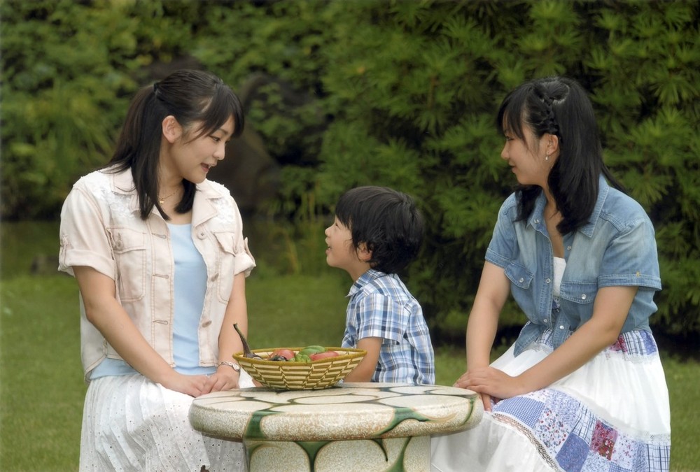 Японская мама показывает. Хисахито. Принц Хисахито. Японская домохозяйка. Дочь японки и англичанина.