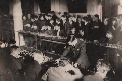 Salomon Flohr en una sesión de simultáneas en 1935