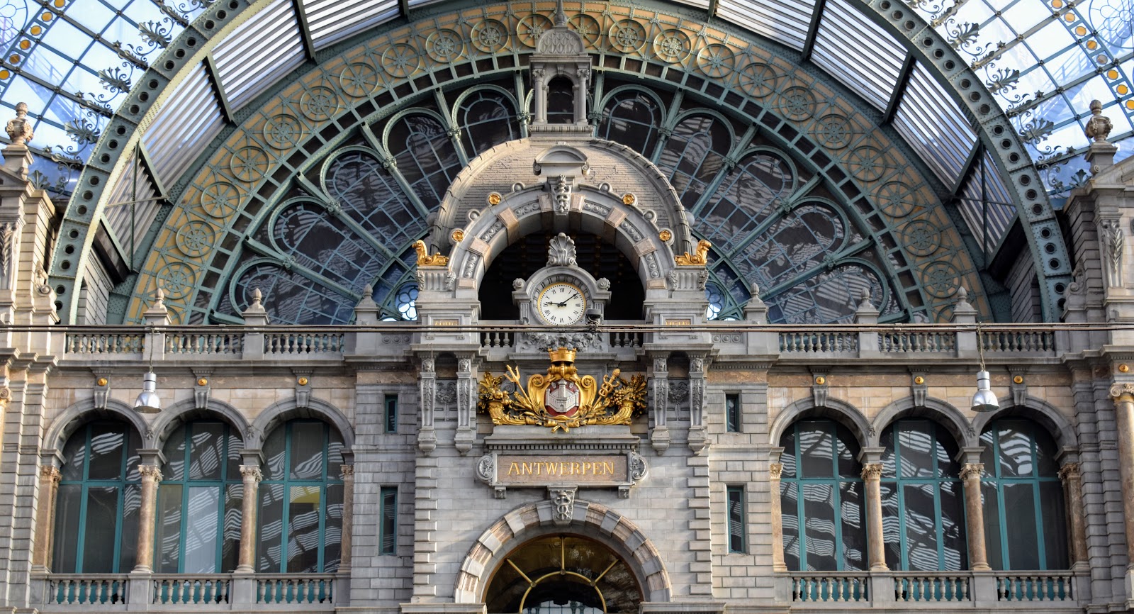 Interior de la estación de tren de Amberes enfocado en el reloj