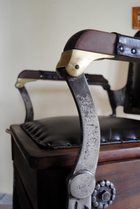 Ana Caldatto : Antiga Cadeira de Barbeiro Irmãos Campanile