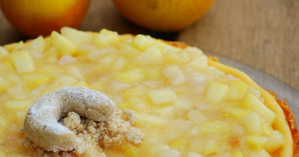 Kipferl-Käsekuchen mit Apfel-Birnenkompott &amp; Erdmandeln