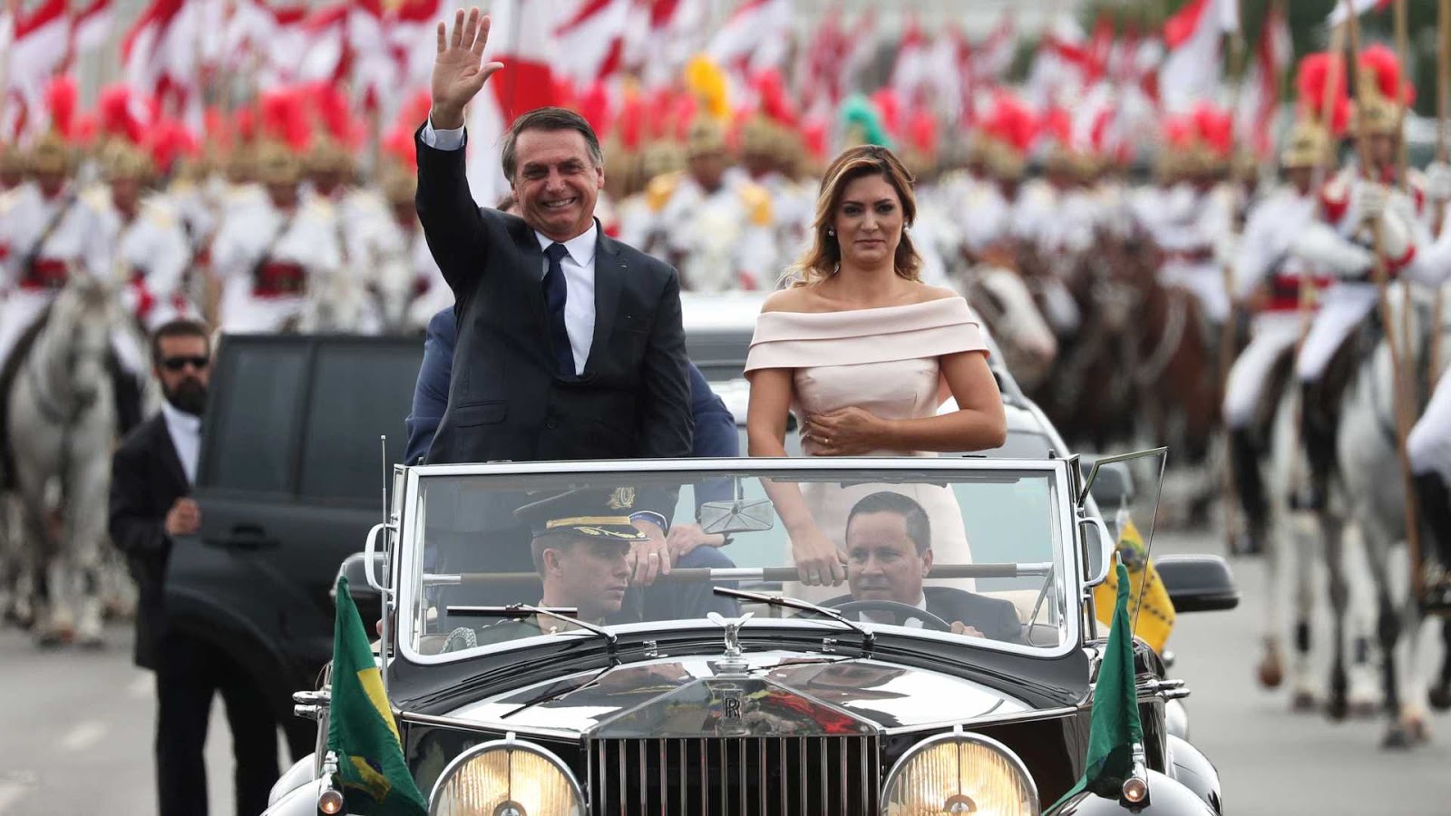 Bolsonaro é empossado como presidente do Brasil