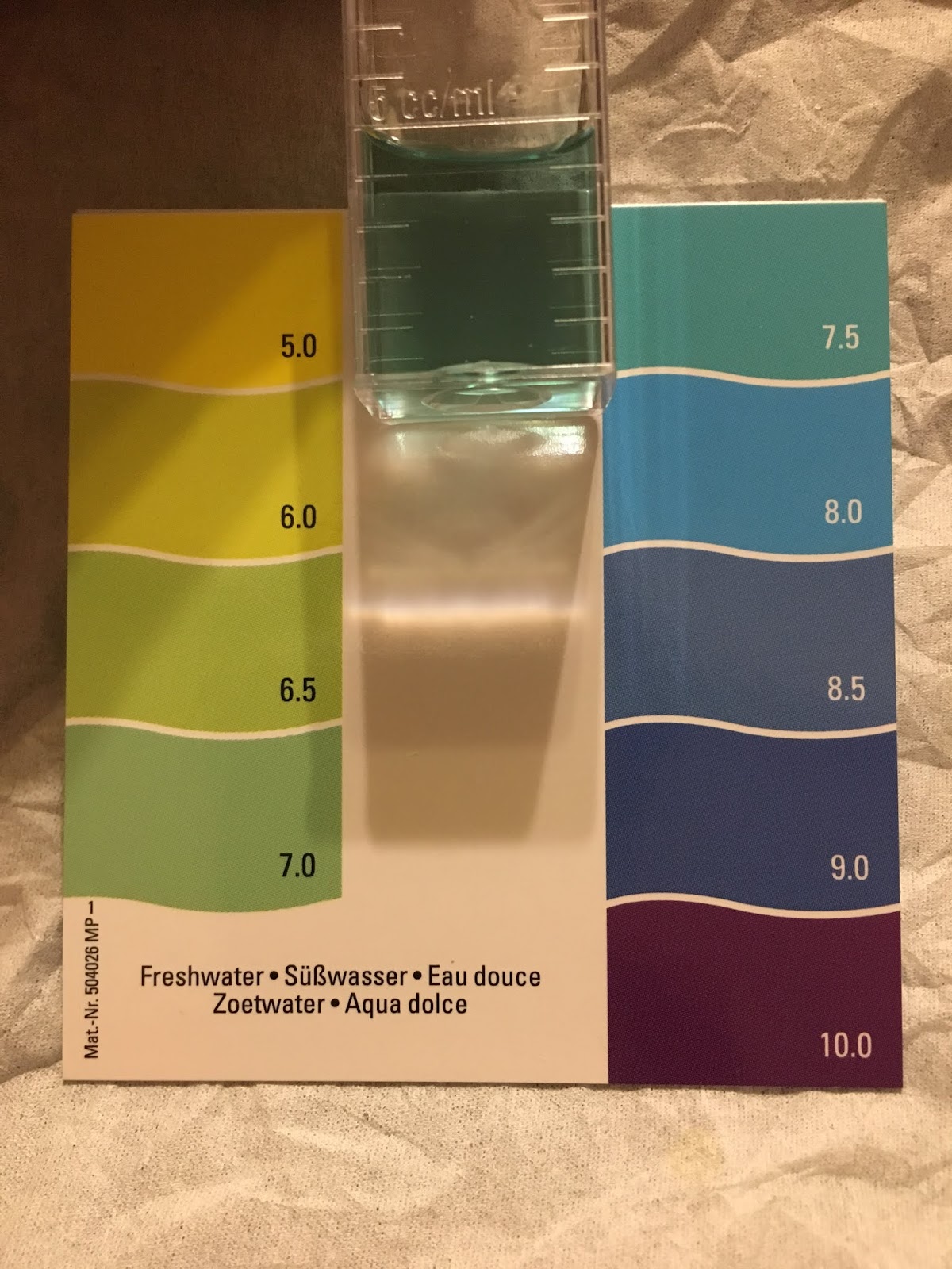 テトラ「テスト 6 in 1 試験紙」と「pHトロピカル試薬 」でpH測定値を比較する。