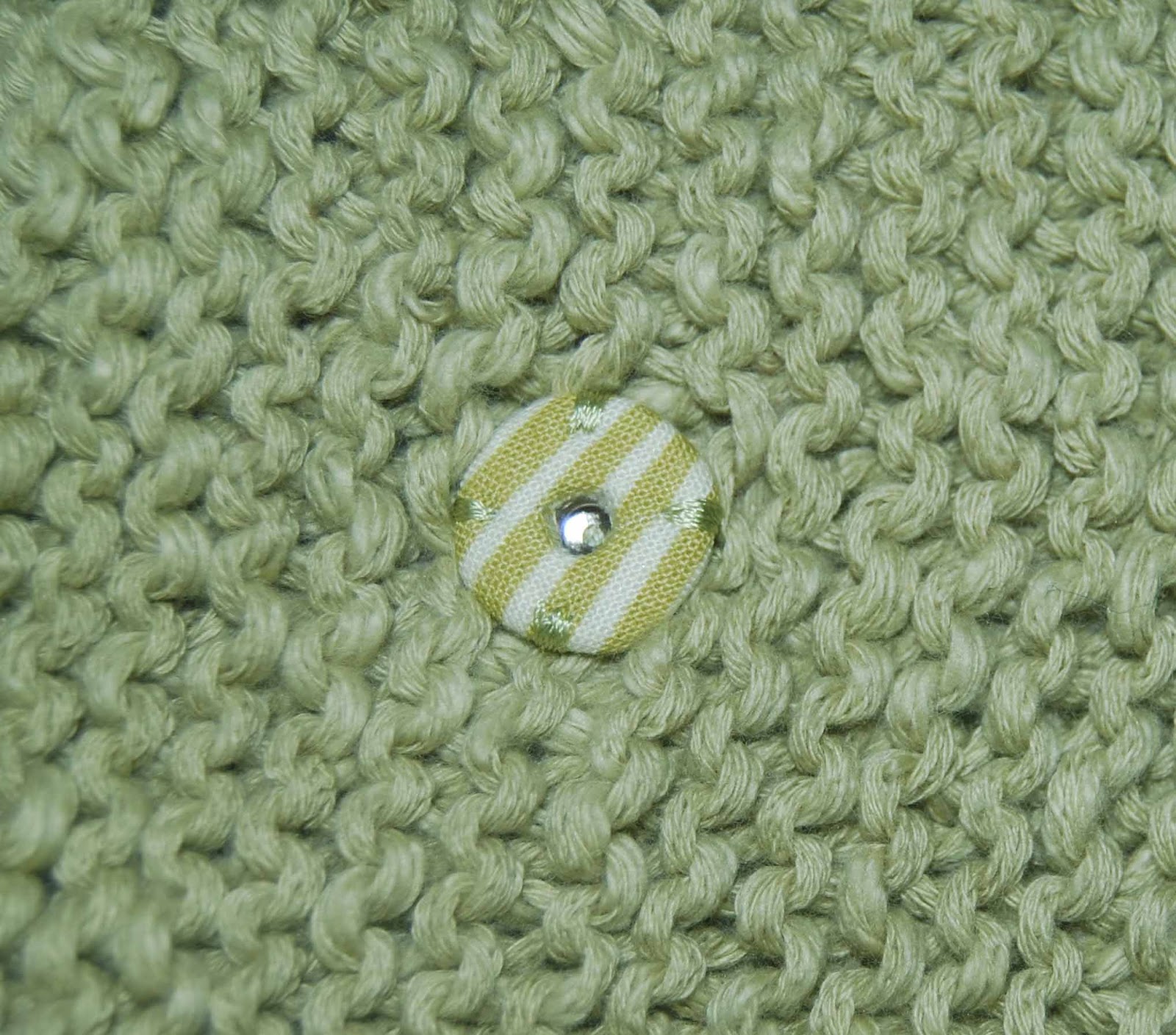 With needle and stick Embroidered Button Sweater Complete