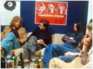 Tony Palmer con Edgar Froese, Chris Franke y Peter Baumann en el documental de Wolfgang Kraezse Signale aus der Schwäbischen Strasse (1969-1976)