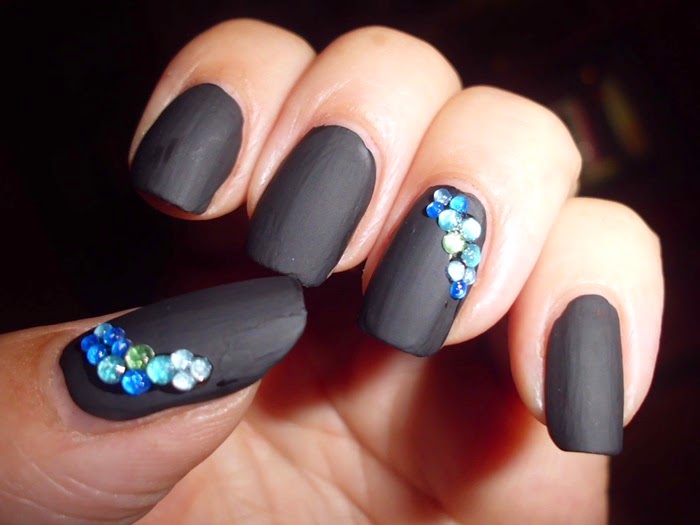 nail art negro con piedras