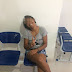 Jovem sorri para foto e faz 'Paz e Amor' ao ser presa em operação no litoral do Piauí