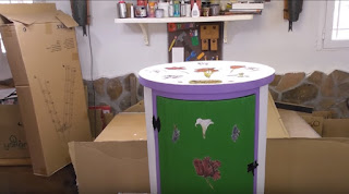 Cómo hacer un mueble redondo con cartón reciclado