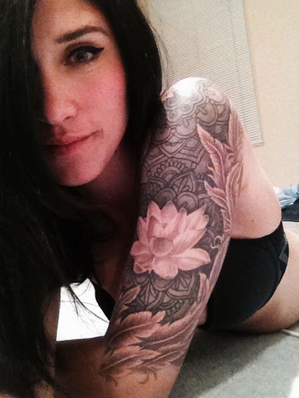 chica con tatuaje de flor de loto