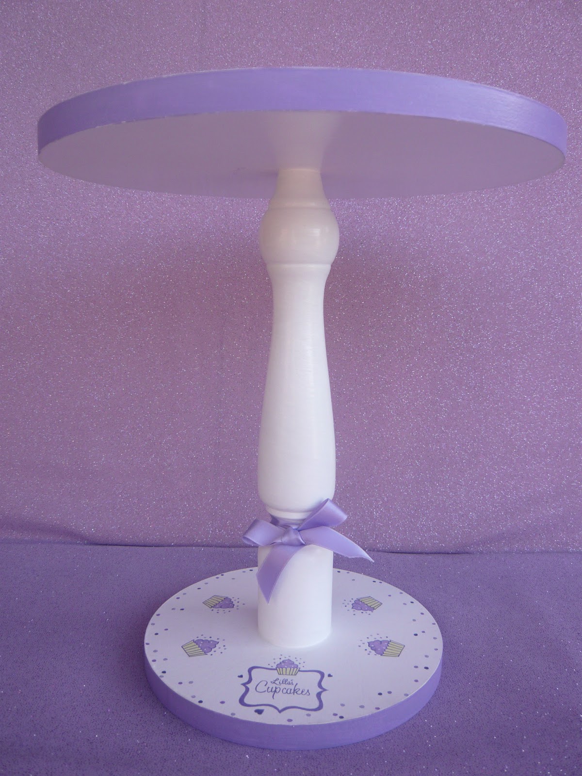 Lilla crea...: Alzate personalizzate con il proprio Logo per torte e