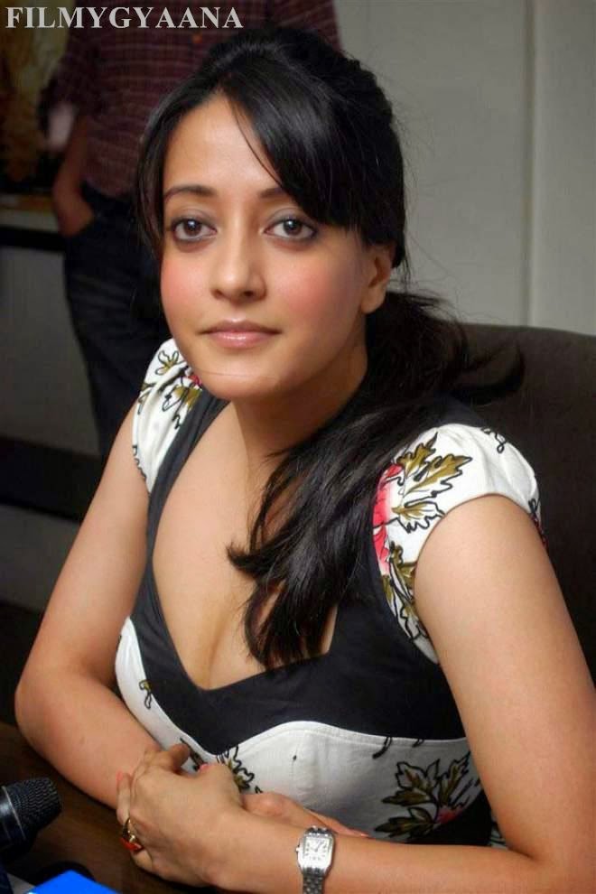 Raima Sen Cleavage Show Photos Bollyimage Download Bollywood Wallpapers