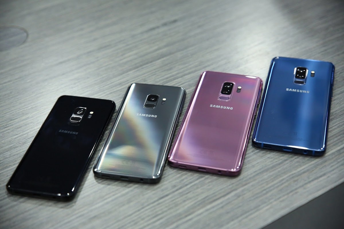 2018世界行動通訊大會(Mobile World Congress，簡稱MWC )，在今（26）日於西班牙巴塞隆納隆重開幕，三星也發表新一代旗艦機「Samsung Galaxy S9、S9＋」，談到未來發展趨勢，台灣三星電子行動與資訊事業部副總經理李元榮表示電信補貼減少已經變成趨勢，電信綁約比率將會下滑，消費者更傾向於買單機。