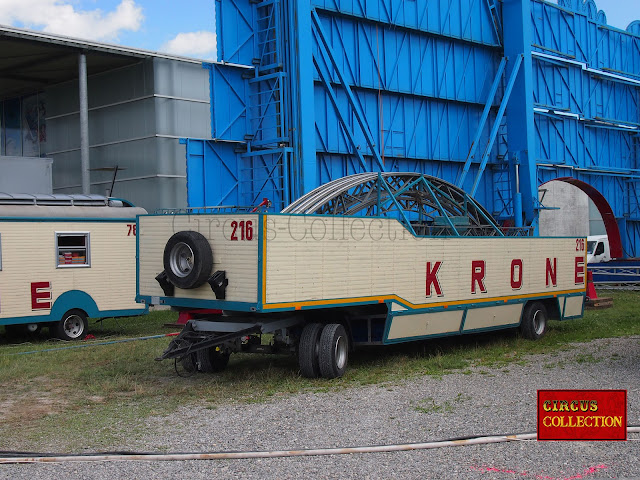 remorque transportant les arceaux de la tente d'entrée du Circus Krone, 2012