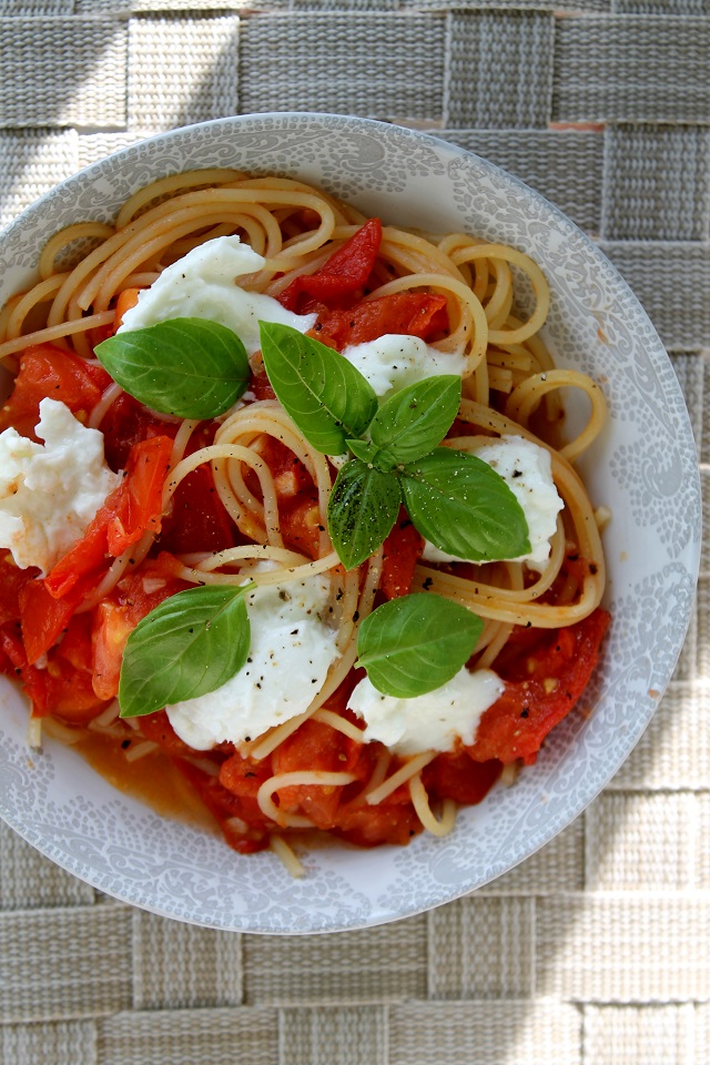 Köökistä kajahtaa: Mozzarella-tomaattipasta