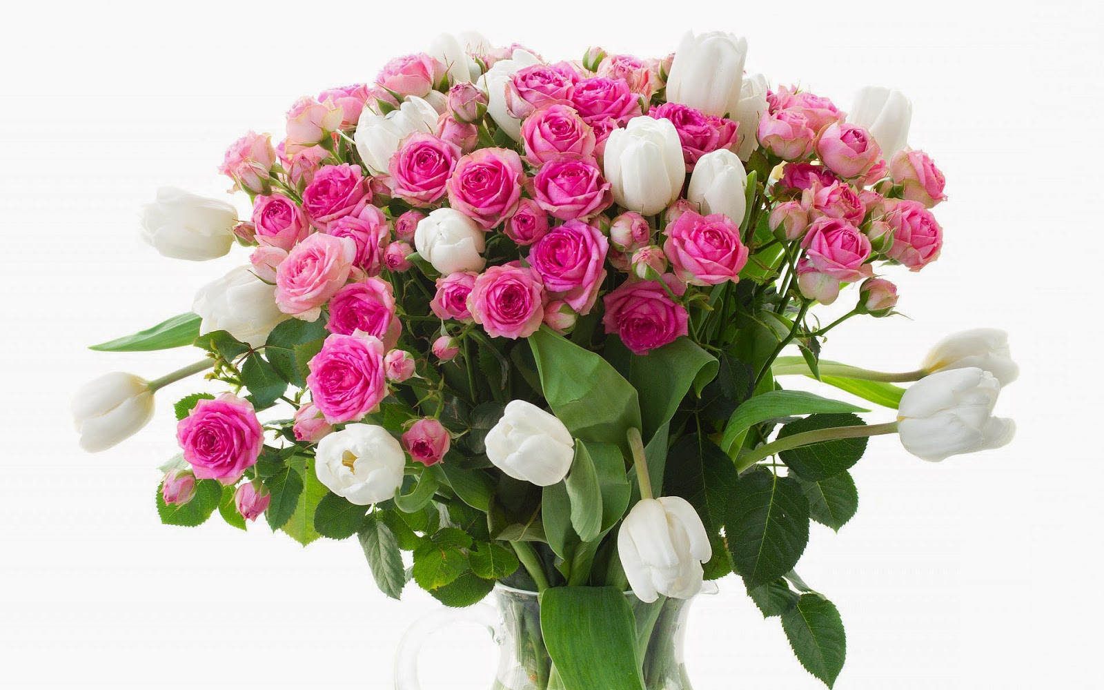 Witte tulpen en roze rozen in een glazen vaas