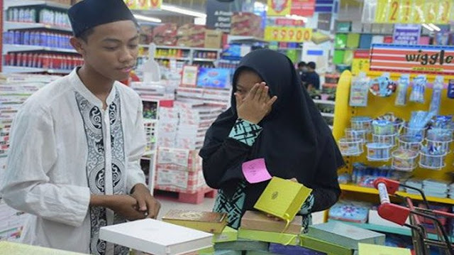 Belanja Untuk Lebaran, Anak Yatim Ini Menangis Karena Ingin Beli Al Quran, Kisahnya Menyentuh Hati