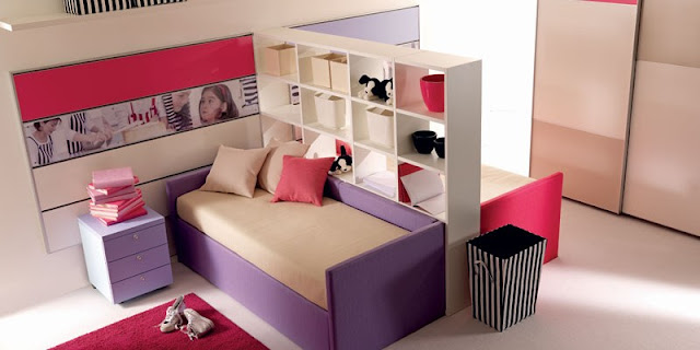 дизайн кімнати для двох дітей з полицею-перегородкою між ліжками