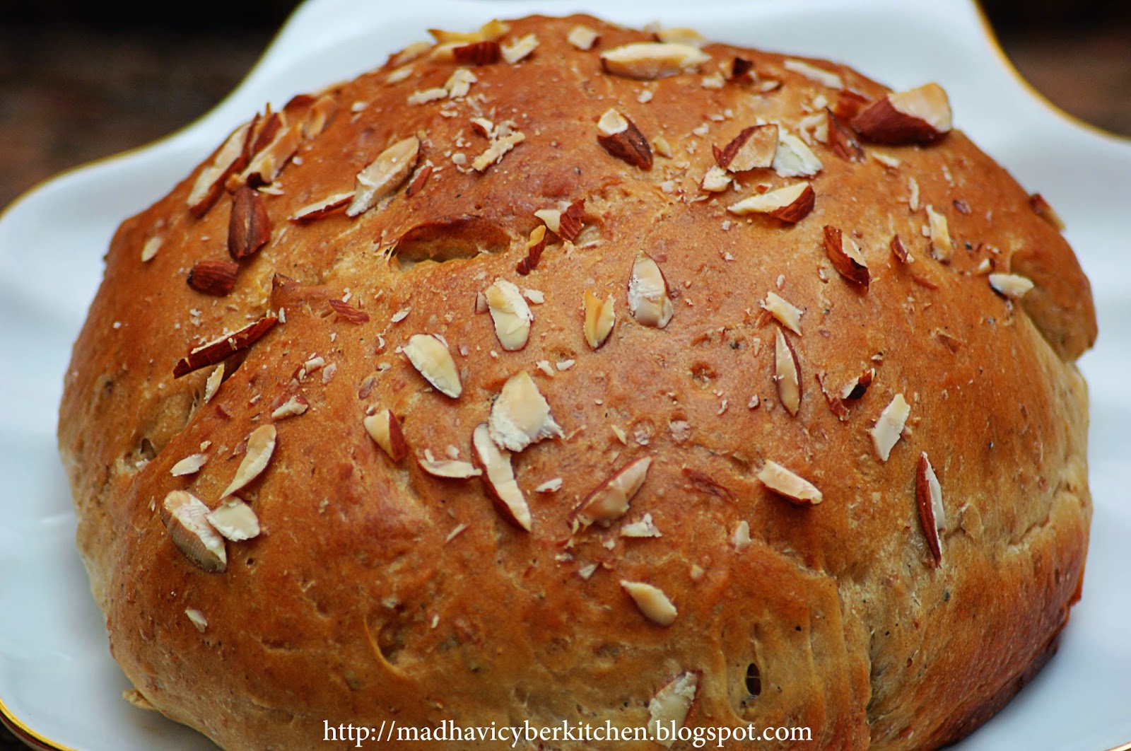 One perfect bite: a holiday kitchen keeper Madhavi's Cyber Kitchen: Julekake (Norwegian Christmas Bread)