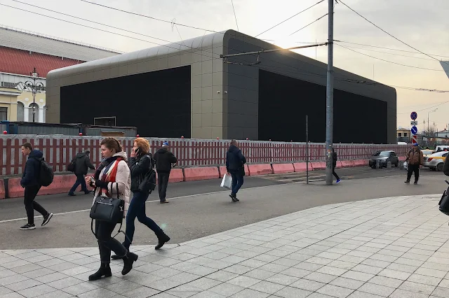 площадь Киевского Вокзала, строящийся рекламный павильон МЦД