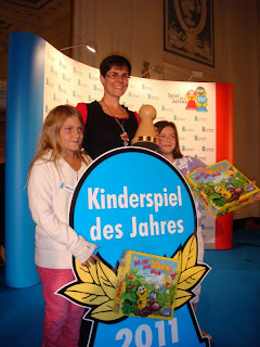 Da ist der Wurm drin - The author Carmen Kleinert with the Kinderspiel des Jahres award