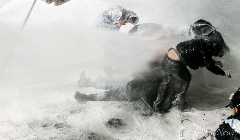 경찰 물대포 맞고 쓰러진 농민 생명 위독 (주의) | 인스티즈