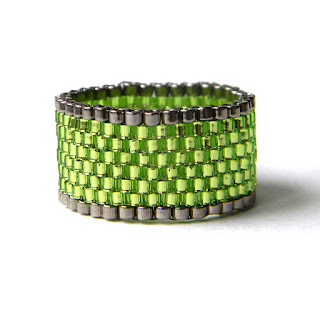 Зеленое кольцо из бисера