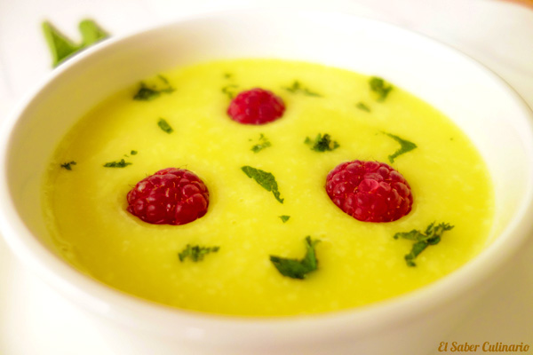 Sopa fría de Piña Colada con hierbabuena