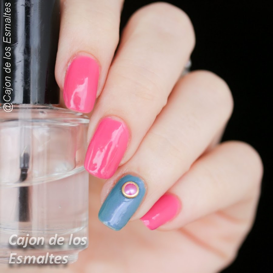 Decoración sencilla de uñas con tachas