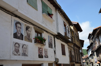 retratos pintados sobre las fachadas de mogarraz