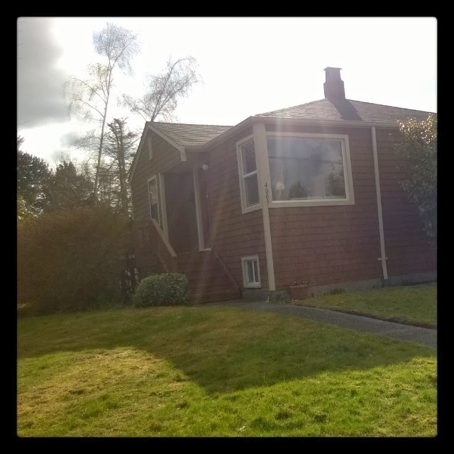 Shingled Cottage Near View Ridge and Sand Point Country Club with