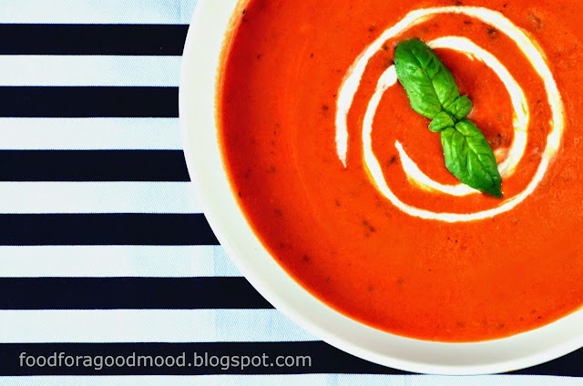 Dobrze wszystkim znana zupa pomidorowa w zupełnie nowej odsłonie. Świeża, lekka i bardzo bardzo zdrowa. Lekko kwaśna natura pomidorów została złagodzona mleczkiem kokosowym, które nadało zupie niepowtarzalnego smaku i aromatu. Do tego słuszna garść świeżej bazylii i oto mamy kolejne godne wypróbowania danie. Polecam gorąco, również wegetarianom - będziecie bardzo pozytywnie zaskoczeni :)